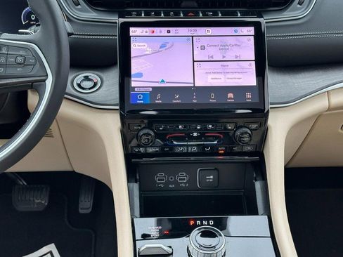 Used 2025 Jeep Grand Cherokee Limited w/ Luxury Tech Group II image 14