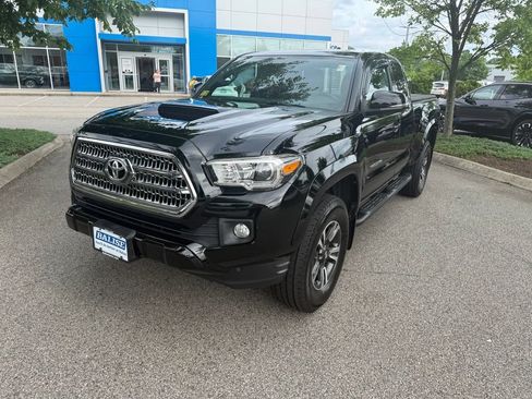 Used 2017 Toyota Tacoma TRD Sport w/ Tow Package (A/T) AWD/4WD image 8