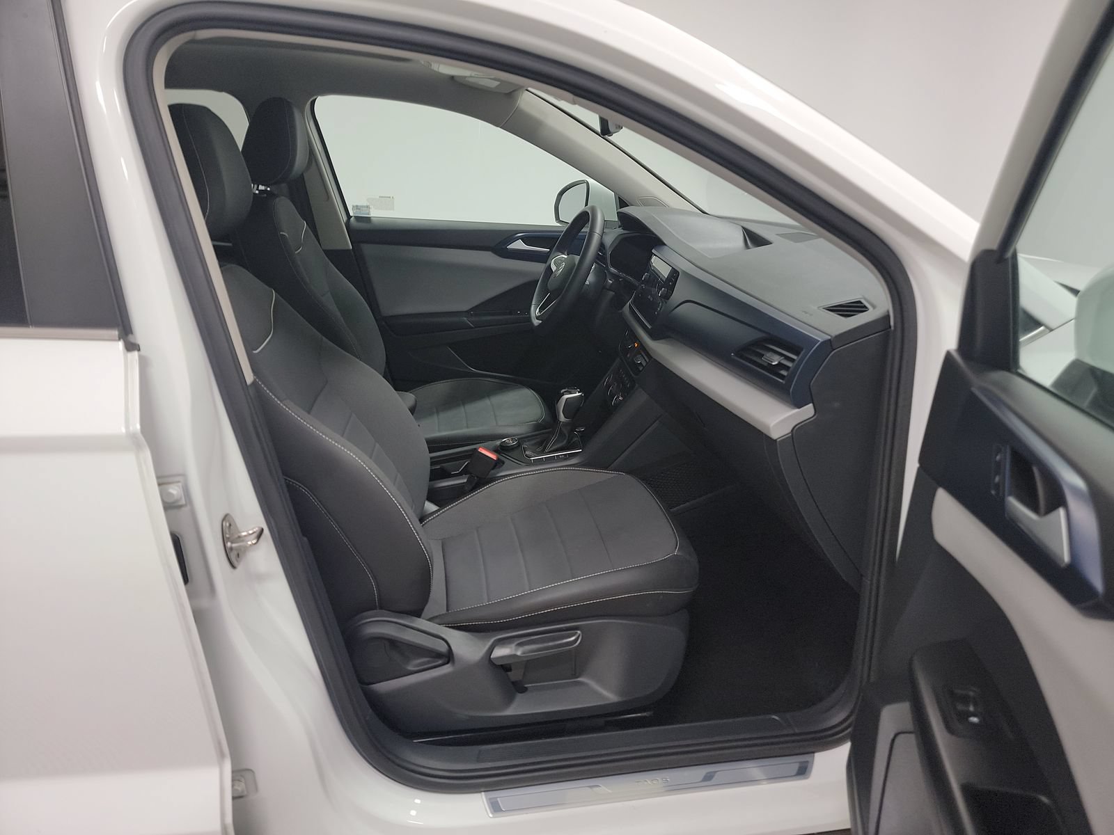 Used 2023 Volkswagen Taos SE w/ Panoramic Sunroof Package AWD/4WD image 10