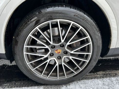 Certified 2022 Porsche Cayenne Platinum Edition image 13