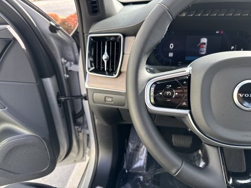 Used 2025 Volvo XC90 B5 Plus image 19