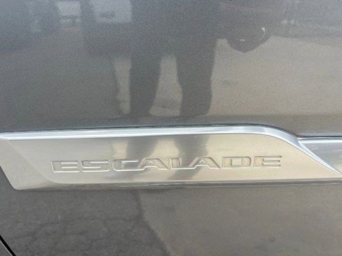 Used 2018 Cadillac Escalade Luxury AWD/4WD image 10