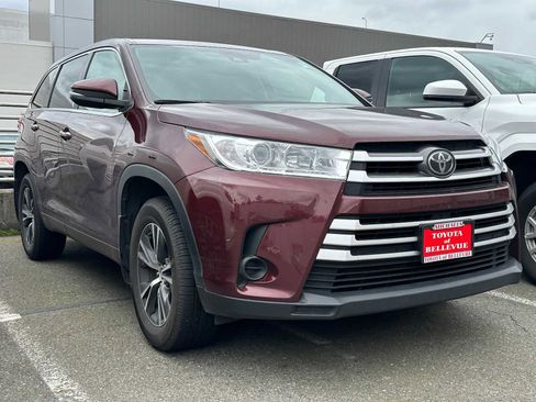 Used 2018 Toyota Highlander LE image 6