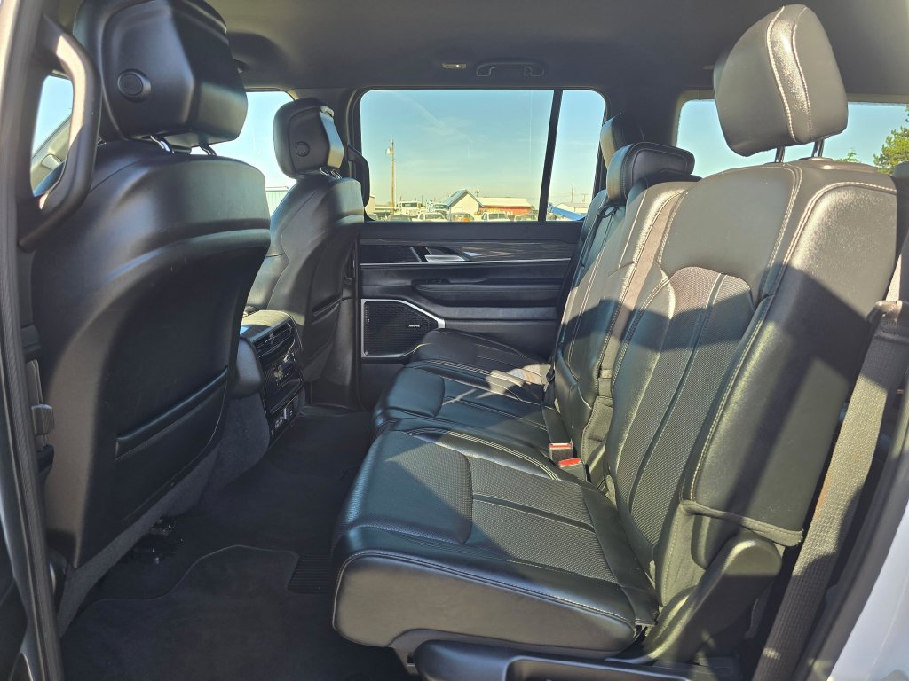 Used 2024 Jeep Wagoneer L Series II w/ Flexible Seating Group AWD/4WD image 14