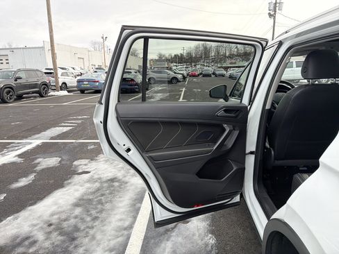 Certified 2022 Volkswagen Tiguan SE w/ Panoramic Sunroof Package image 28