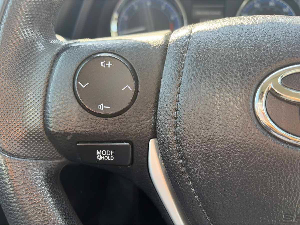 Used 2018 Toyota Corolla LE FWD image 39