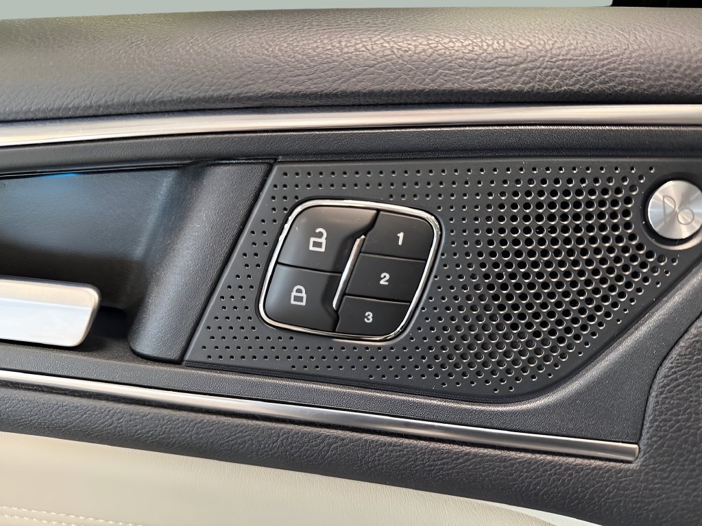 Used 2019 Ford Edge Titanium w/ Equipment Group 301A AWD/4WD image 19