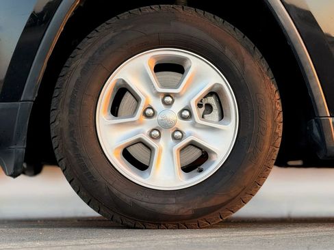 Used 2016 Jeep Grand Cherokee Laredo image 30