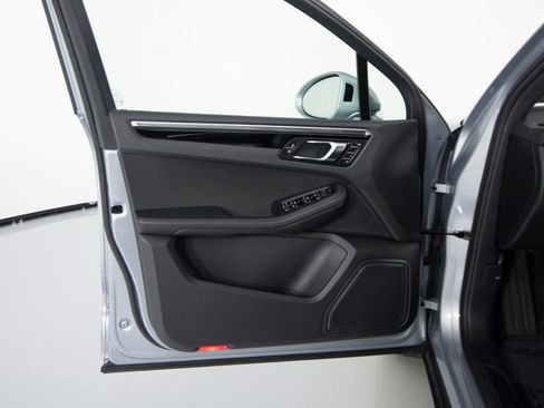 Certified 2025 Porsche Macan image 19