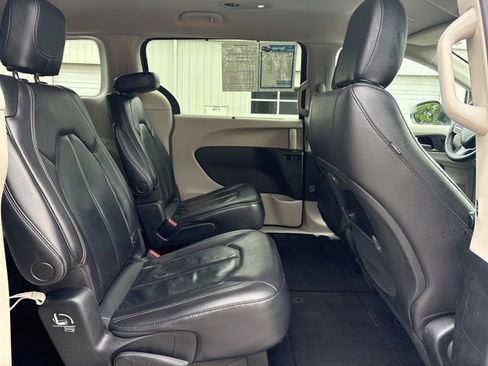 Used 2022 Chrysler Pacifica Touring-L FWD image 15