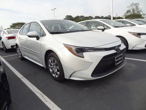 Used 2025 Toyota Corolla LE image 3