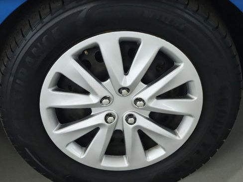 Used 2020 Nissan Versa S image 39