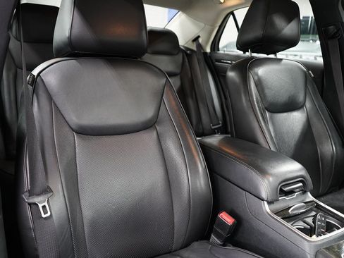 Used 2017 Chrysler 300 C RWD image 25