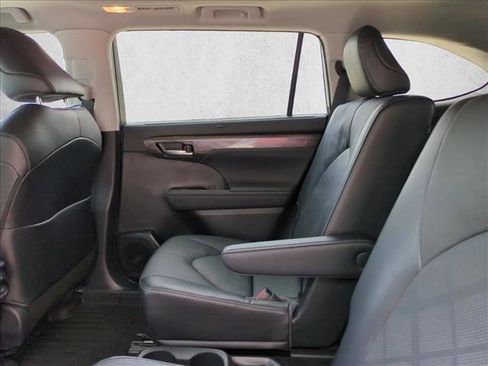 Used 2023 Toyota Highlander Platinum FWD image 19