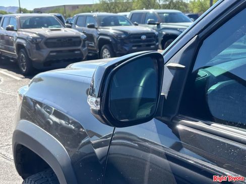 Used 2020 Toyota Tacoma TRD Off-Road w/ TRD Premium Off Road Package AWD/4WD image 9