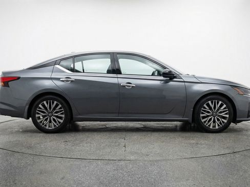 Used 2025 Nissan Altima 2.5 SV FWD image 11