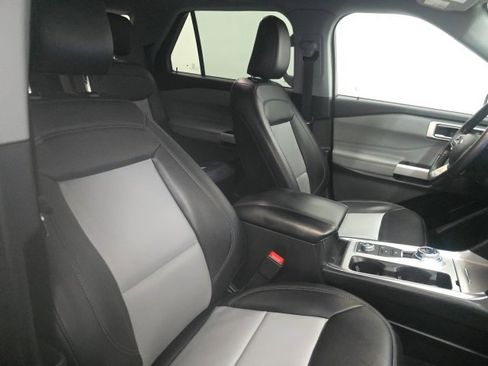Used 2023 Ford Explorer XLT w/ Equipment Group 202A image 4