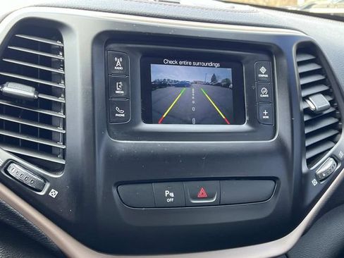 Used 2017 Jeep Cherokee Latitude w/ Safety/Convenience Group AWD/4WD image 21