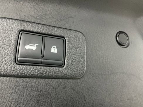 Used 2024 Nissan Armada SL w/ Captain's Chairs Package image 32