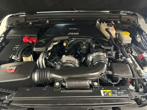 Used 2018 Jeep Wrangler Unlimited Sahara image 26