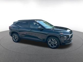 Used 2025 Chevrolet Trax LT w/ LT Convenience Package FWD video 2