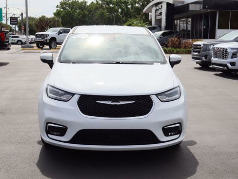 Used 2023 Chrysler Pacifica Touring-L FWD image 4