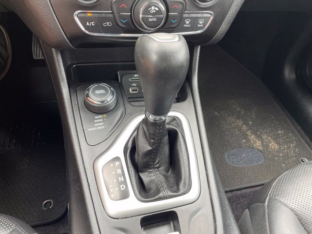Used 2018 Jeep Cherokee Overland w/ Technology Group AWD/4WD image 43