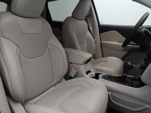 Used 2021 Jeep Cherokee Latitude Lux w/ Comfort/Convenience Group image 21