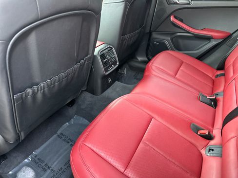 Certified 2025 Porsche Macan AWD/4WD image 13
