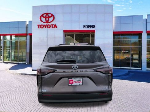 Used 2023 Toyota Sienna LE image 4