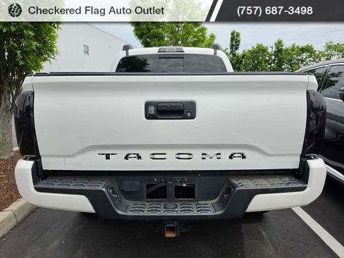 Used 2017 Toyota Tacoma TRD Off-Road AWD/4WD image 5