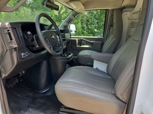 Used 2020 Chevrolet Express 3500 w/ Driver Convenience Package RWD image 11