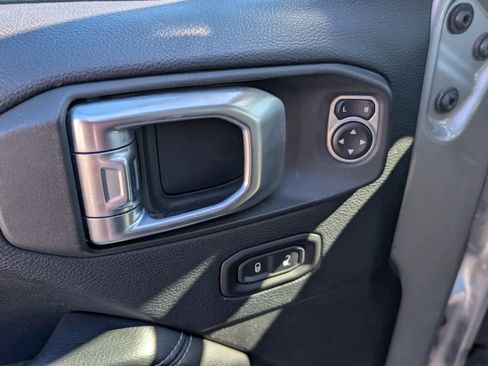 Used 2019 Jeep Wrangler Unlimited Sahara image 16