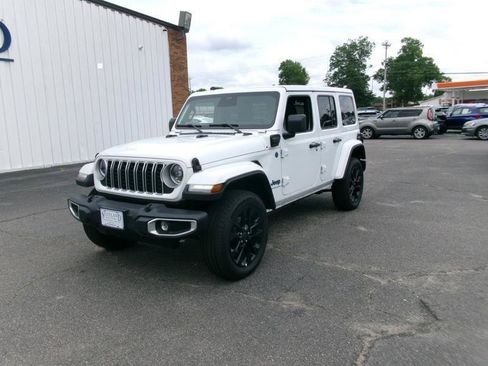 Used 2025 Jeep Wrangler Unlimited Sahara w/ Safety Group AWD/4WD image 2