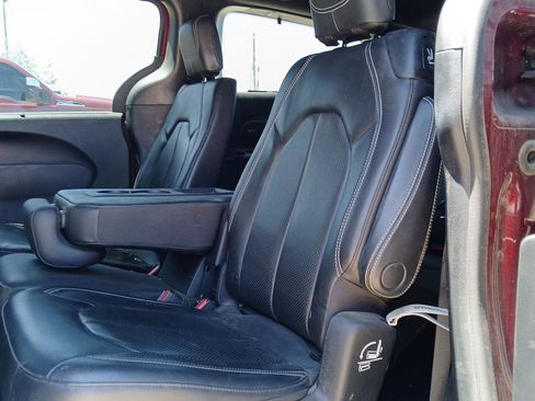 Used 2019 Chrysler Pacifica Touring-L FWD image 11