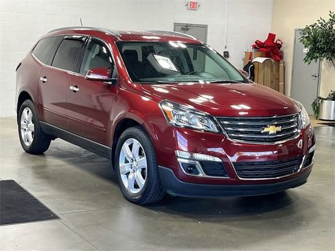 Used 2016 Chevrolet Traverse LT w/ Style and Technology Package image 3