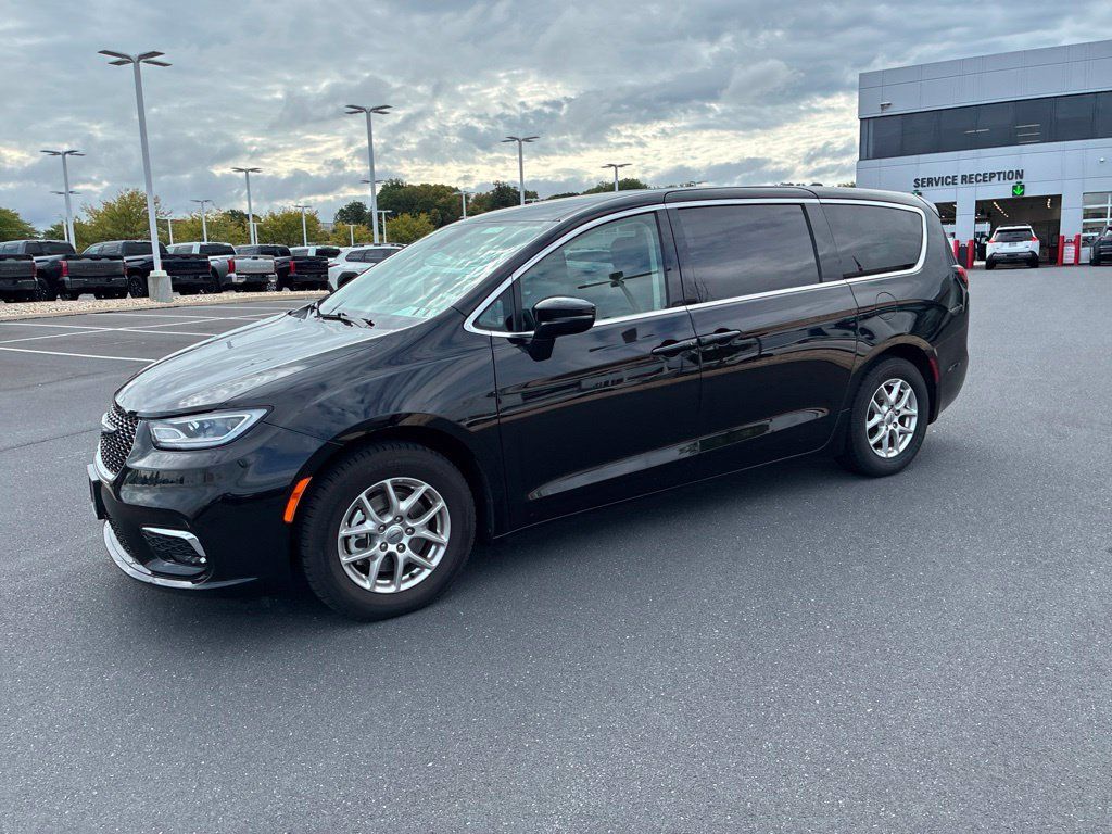 Used 2024 Chrysler Pacifica Touring-L FWD image 18