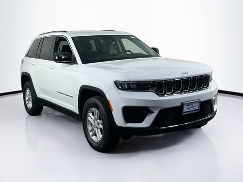 Used 2023 Jeep Grand Cherokee Laredo image 3