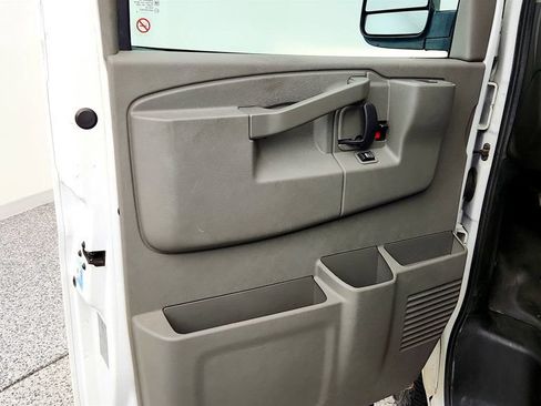 Used 2018 Chevrolet Express 2500 w/ Driver Convenience Package RWD image 10