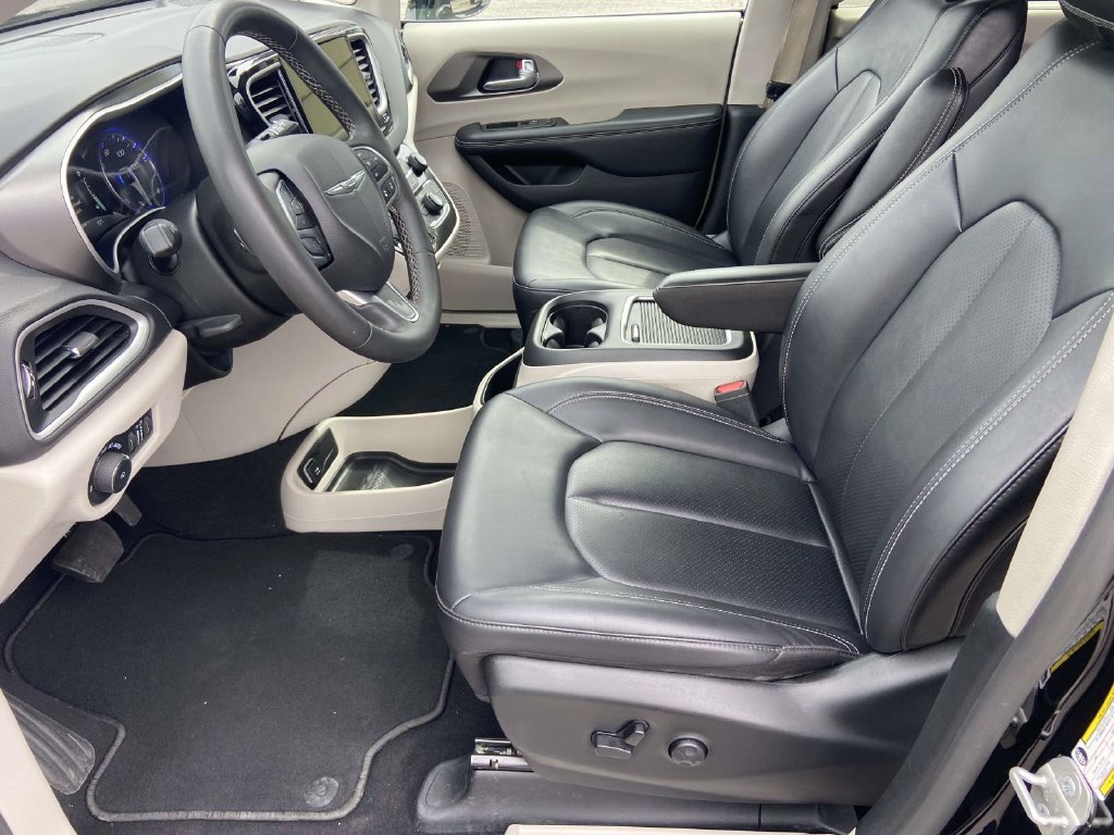 Used 2024 Chrysler Pacifica Touring-L FWD image 14