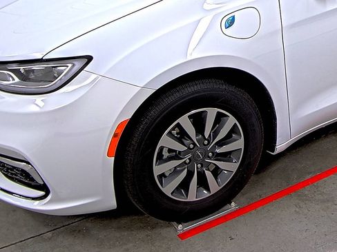 Used 2024 Chrysler Pacifica Select image 7