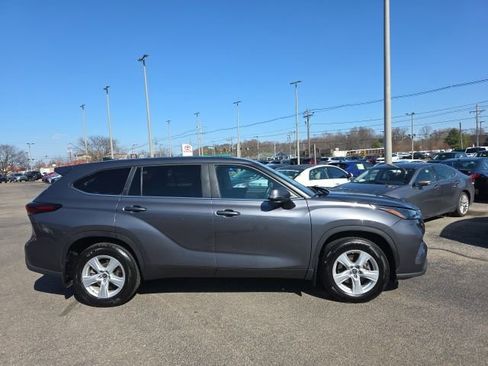 Certified 2024 Toyota Highlander LE image 3