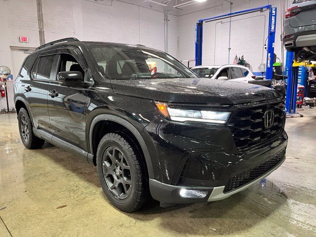 Used 2025 Honda Pilot TrailSport image 1