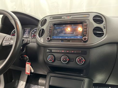 Used 2014 Volkswagen Tiguan S image 16