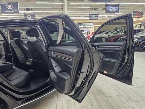 Used 2018 Honda Accord Touring image 14