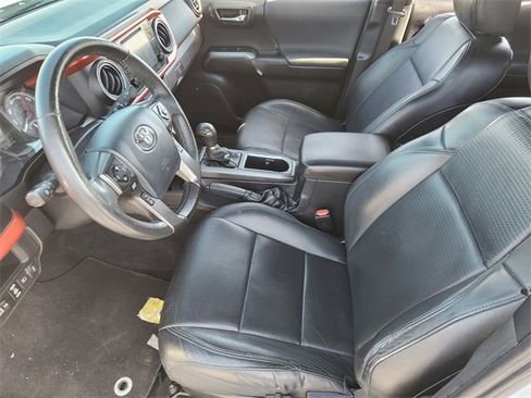 Used 2018 Toyota Tacoma TRD Sport image 9