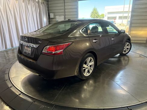 Used 2015 Nissan Altima 2.5 SV w/ Convenience Package FWD image 4