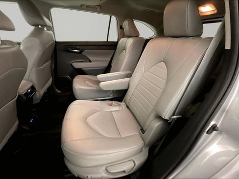 Used 2022 Toyota Highlander XLE AWD/4WD image 19
