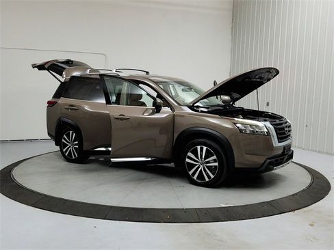 Used 2024 Nissan Pathfinder Platinum w/ Cargo Package image 9