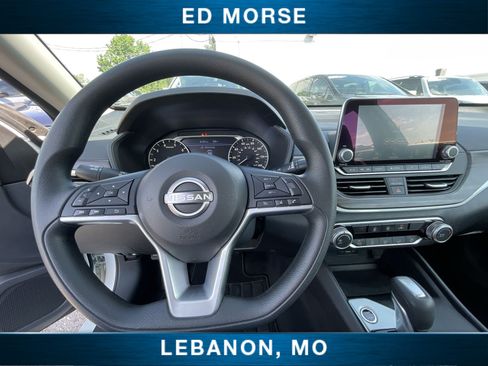 Used 2025 Nissan Altima 2.5 SV FWD image 11